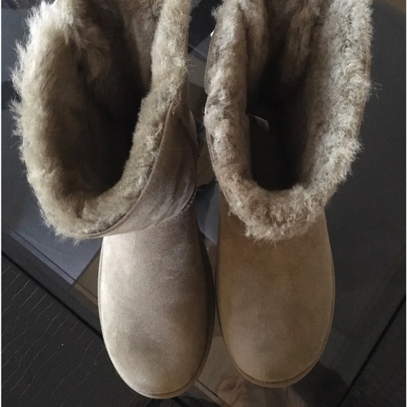 UGG Women's W Bailey Bow II Fashion Boot size 8. Antilope color - Picture 9 of 9